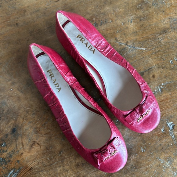 RED Prada Ruched Ballet Flats with Bows - Picture 3 of 9